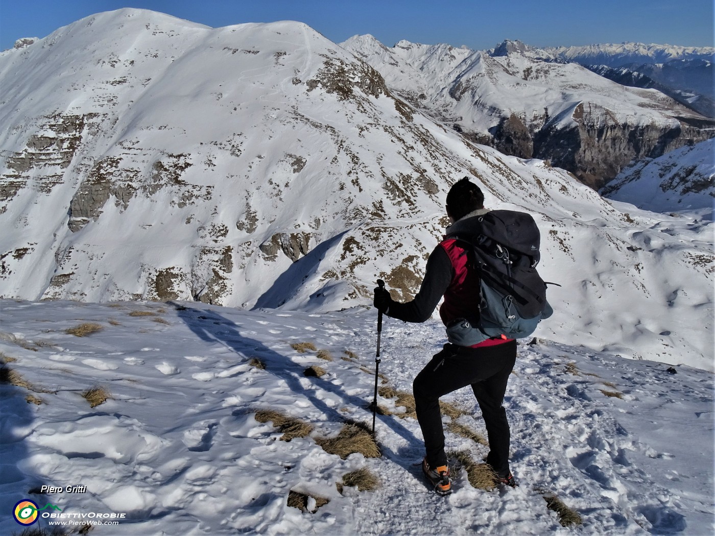 48 In attenta discesa sferzata dal vento da Cima alla Bocchetta di Grem .JPG